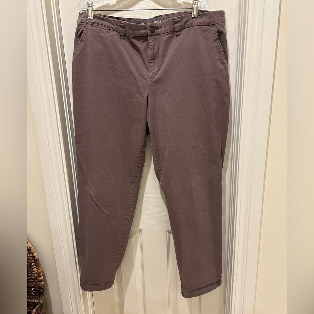 GAP women’s brown straight leg broken in khakis size 18